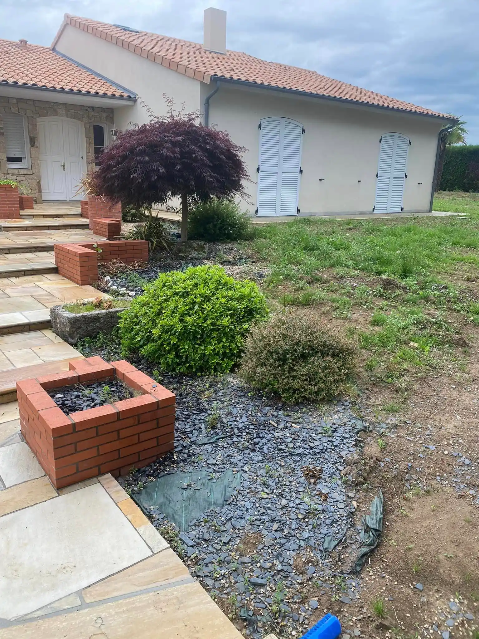 Jardin avant la pose des bordures en métal, photo 1