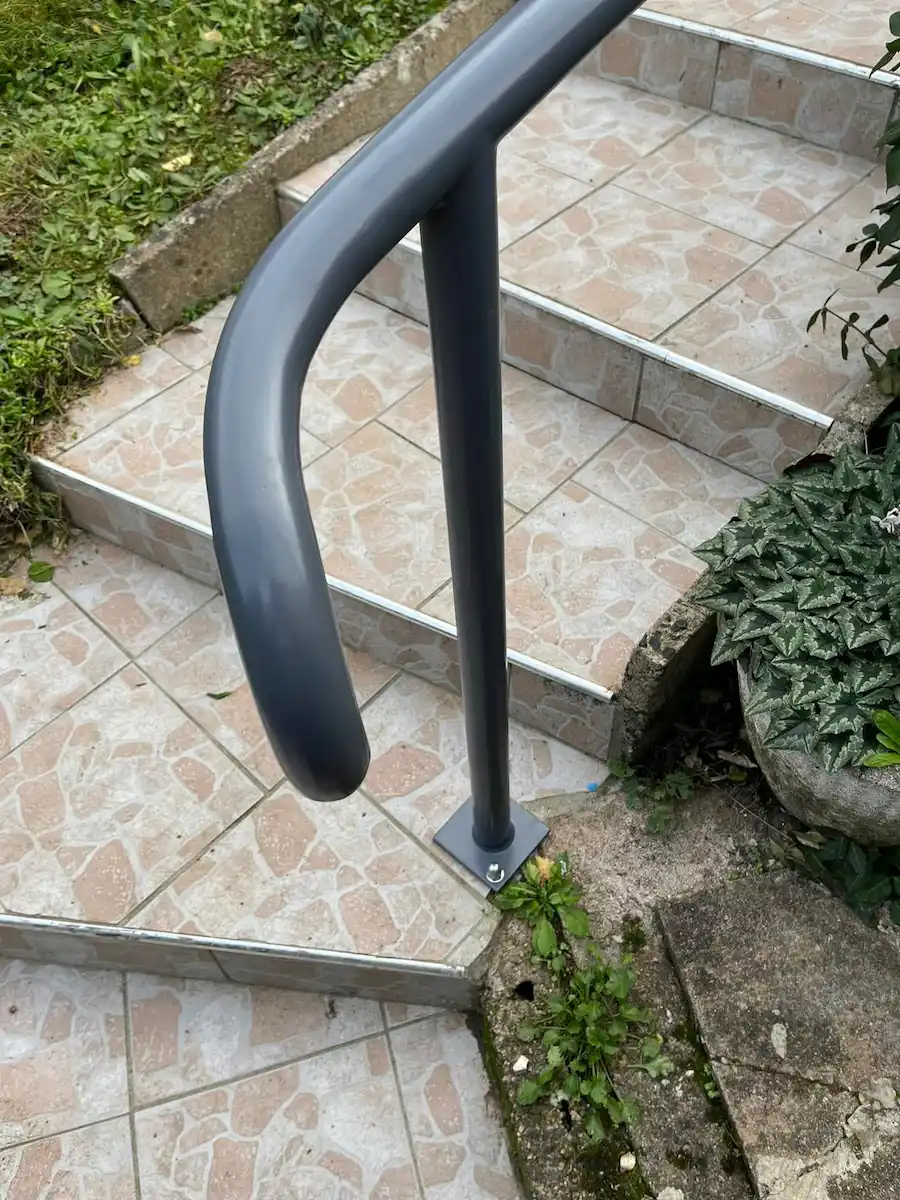 Fabrication et pose d'une rambarde d'escalier thermolaquée, photo 5
