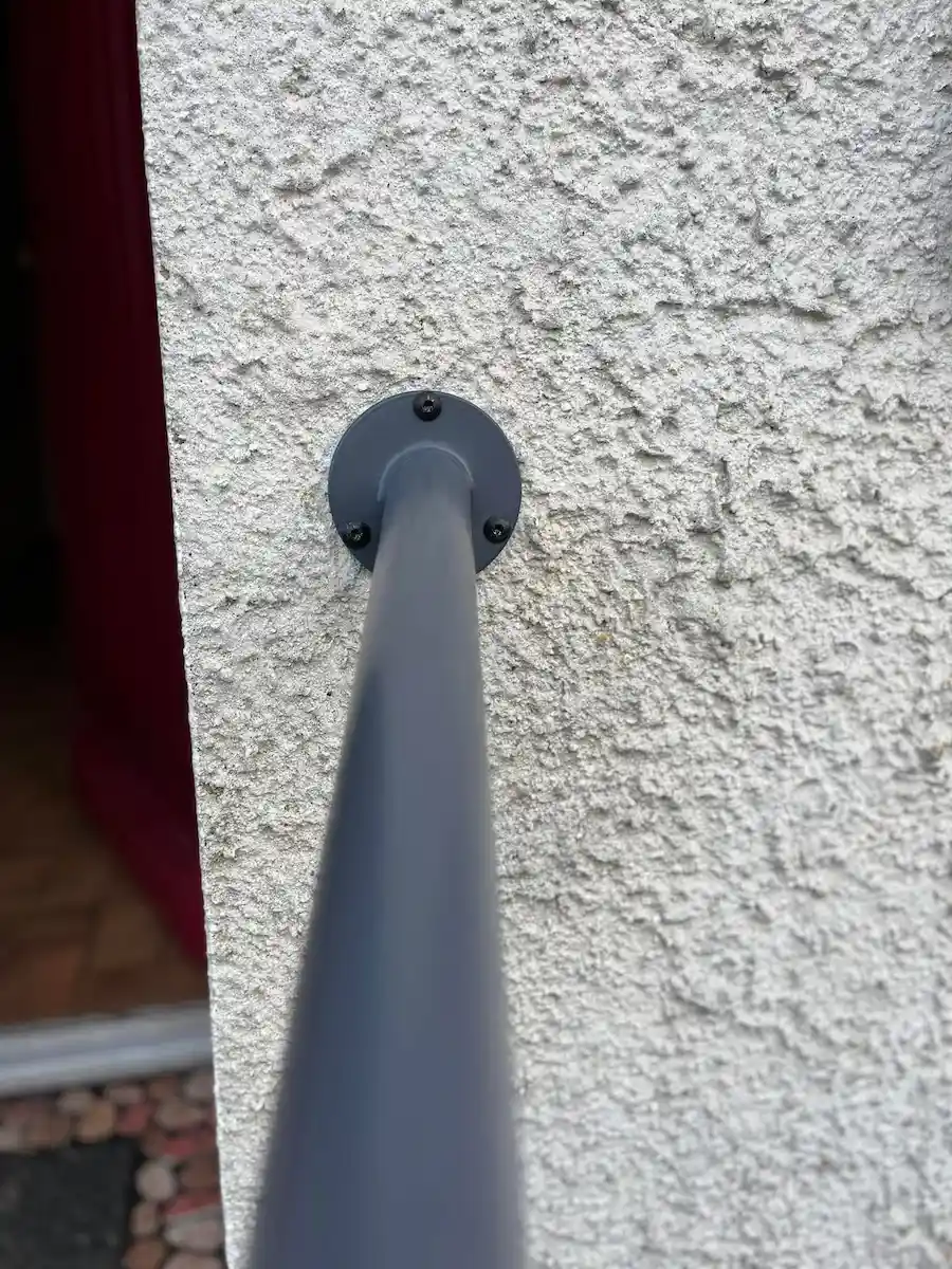 Fabrication et pose d'une rambarde d'escalier thermolaquée, photo 1