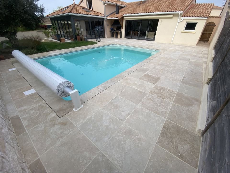 Création d'une terrasse en travertin autour d'une piscine, photo 2