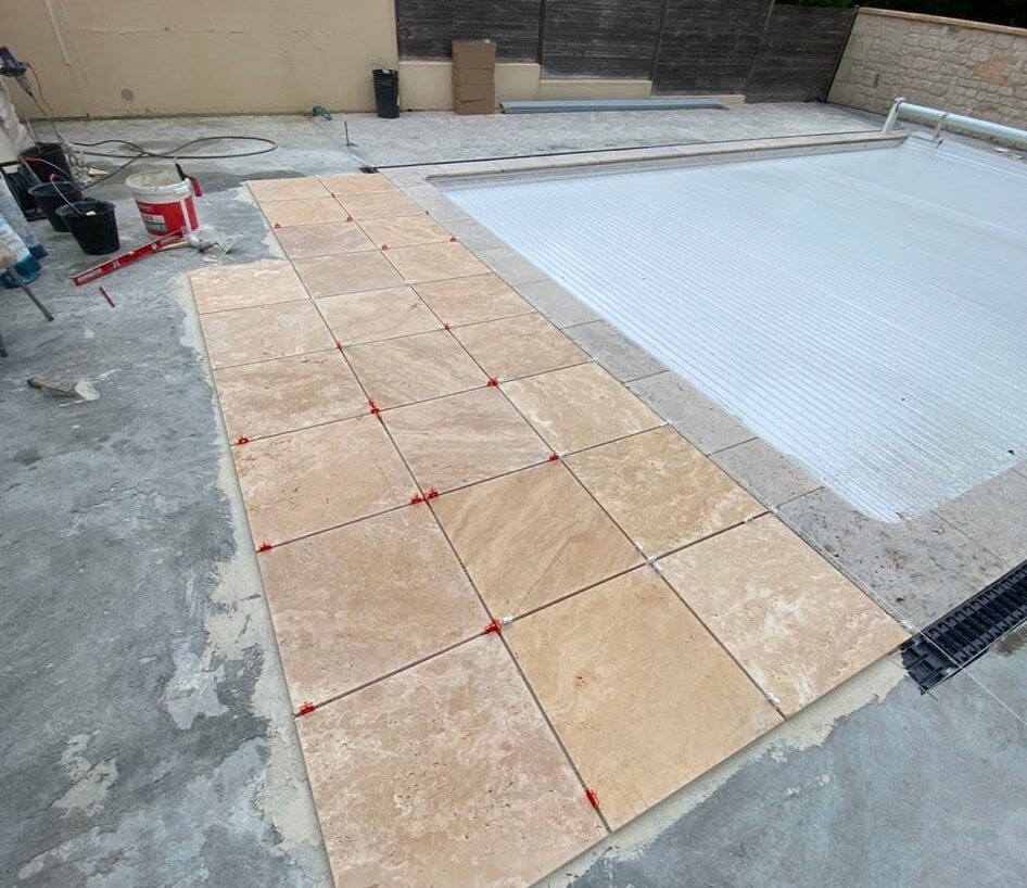 Création d'une terrasse en travertin autour d'une piscine, photo 3