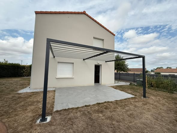 Fabrication et pose d'une pergola métallique sur mesure, photo 1