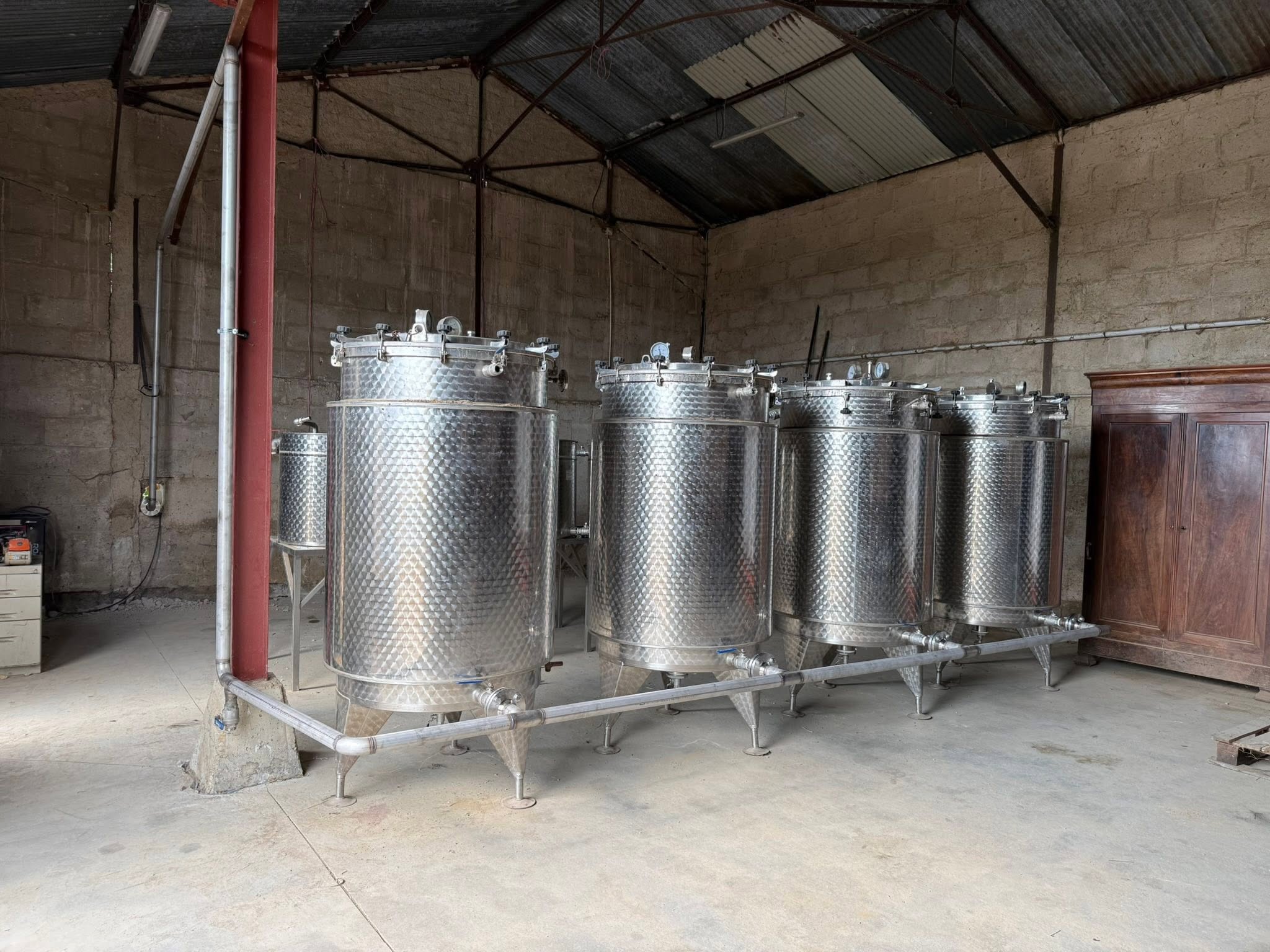 Installation d'une tuyauterie en inox pour une distillerie de plantes, photo 1