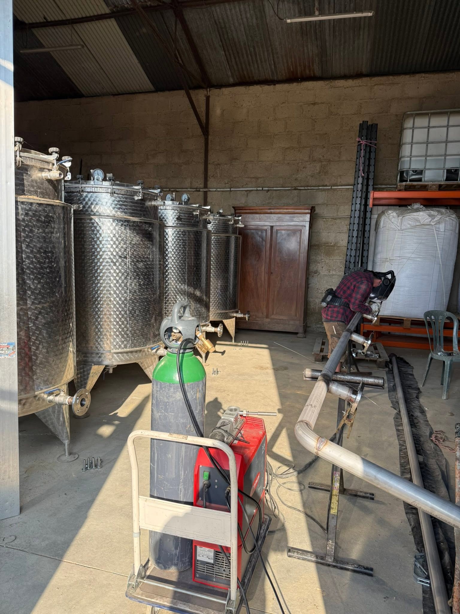 Installation d'une tuyauterie en inox pour une distillerie de plantes, photo 2