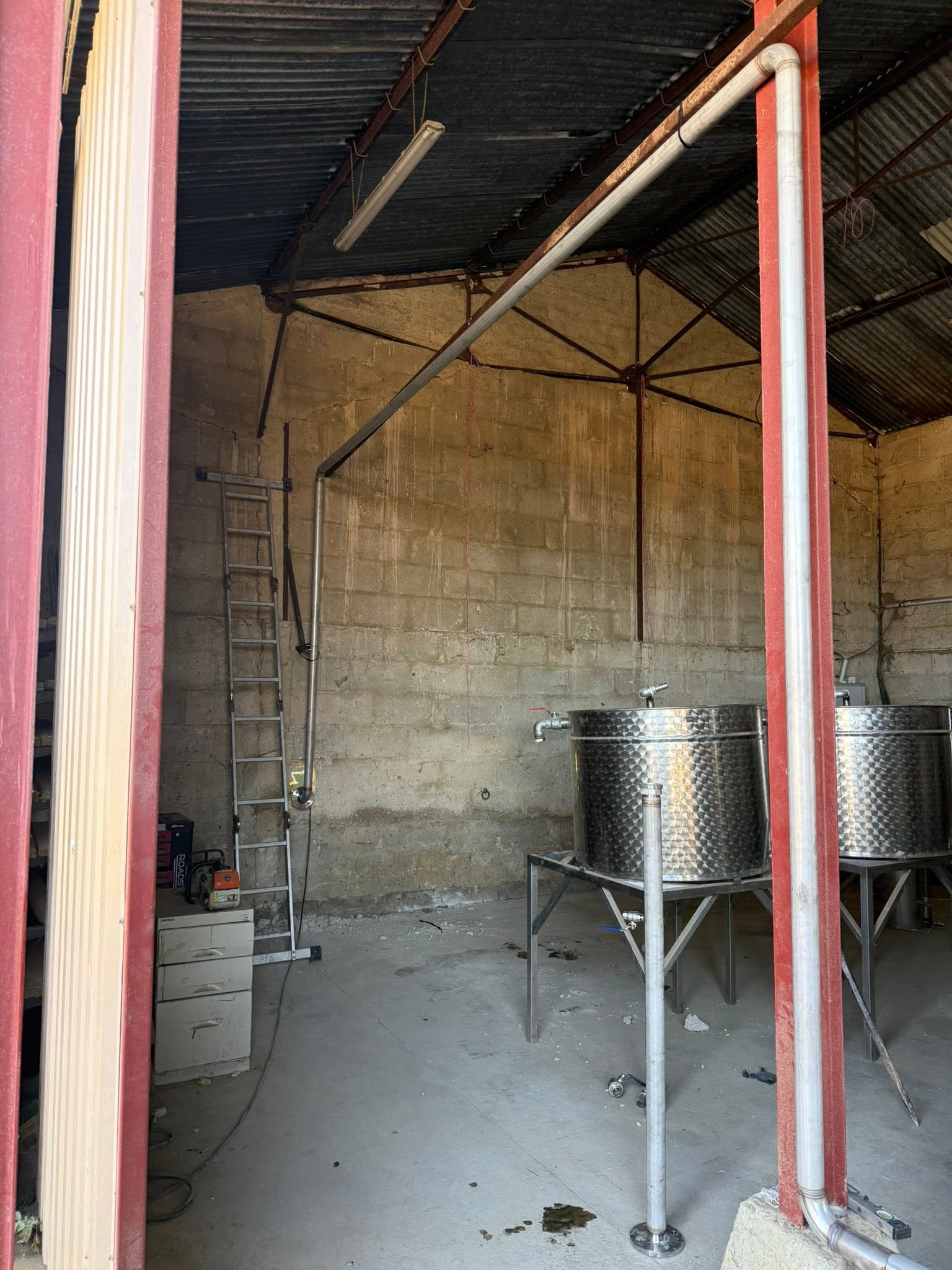 Installation d'une tuyauterie en inox pour une distillerie de plantes, photo 3